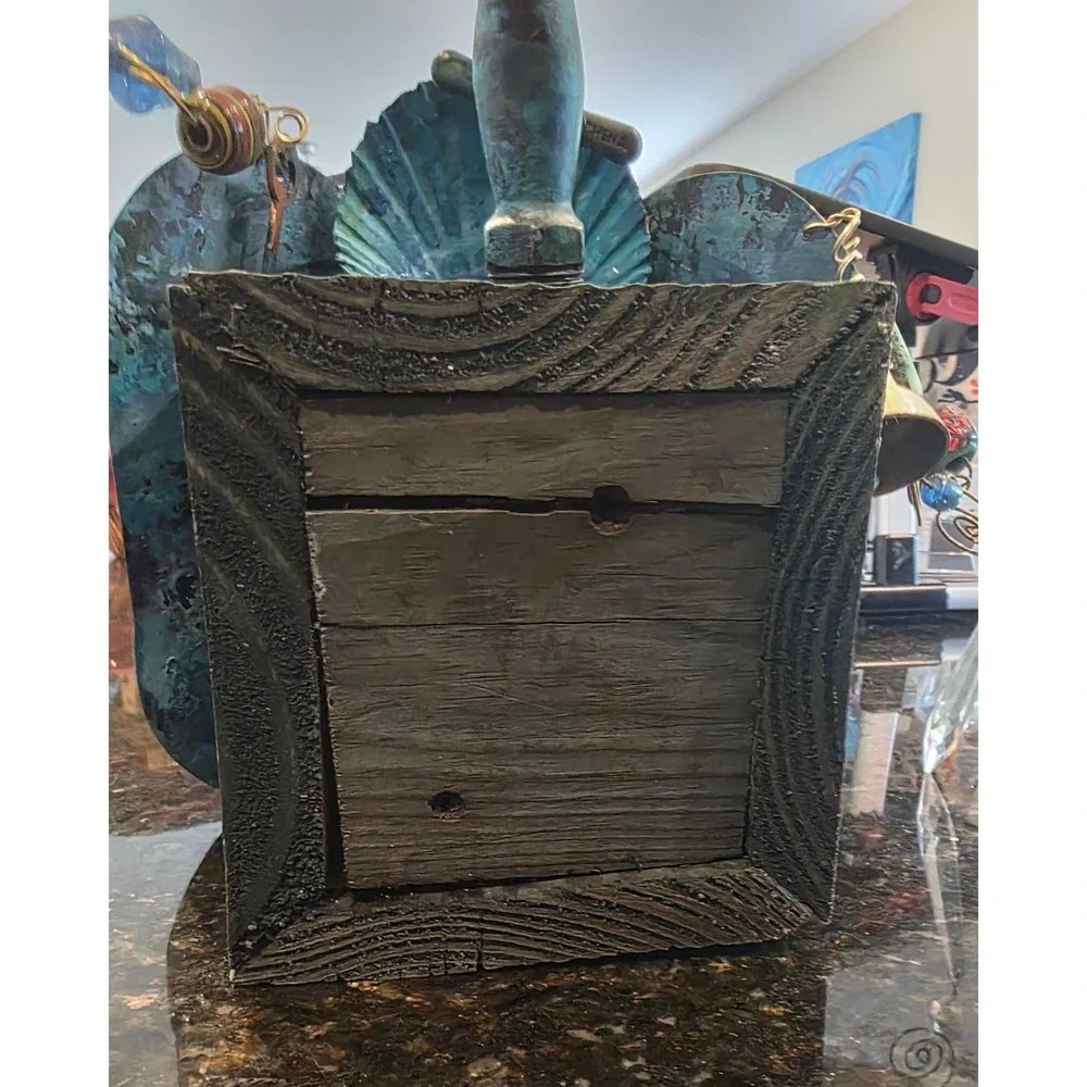 Birdhouse with bobbles